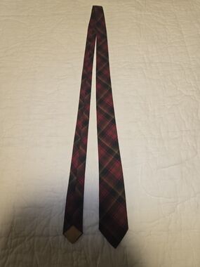 Classic Men's Plaid Tie in Burgundy and Black